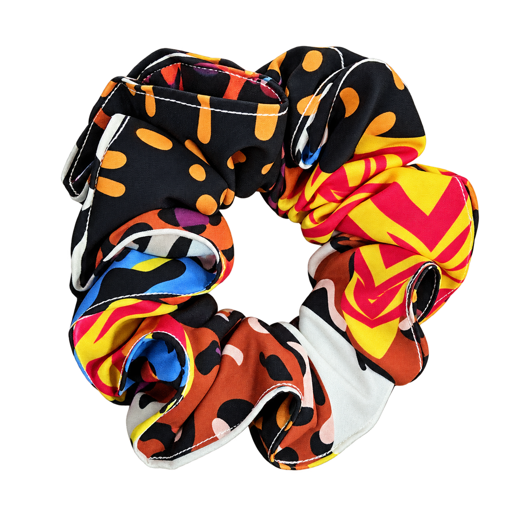 Scrunchie multicolor sobre negro