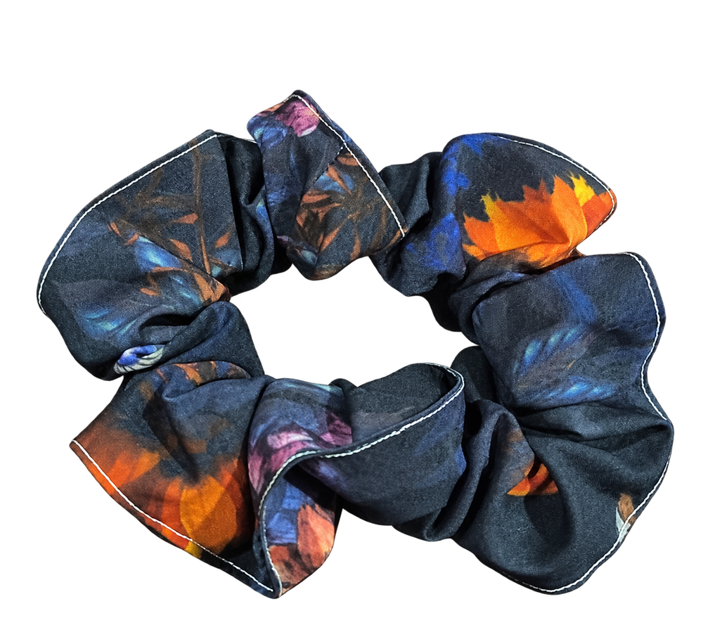 Scrunchie estampado flores de noche de la colección limitada, portada individual.