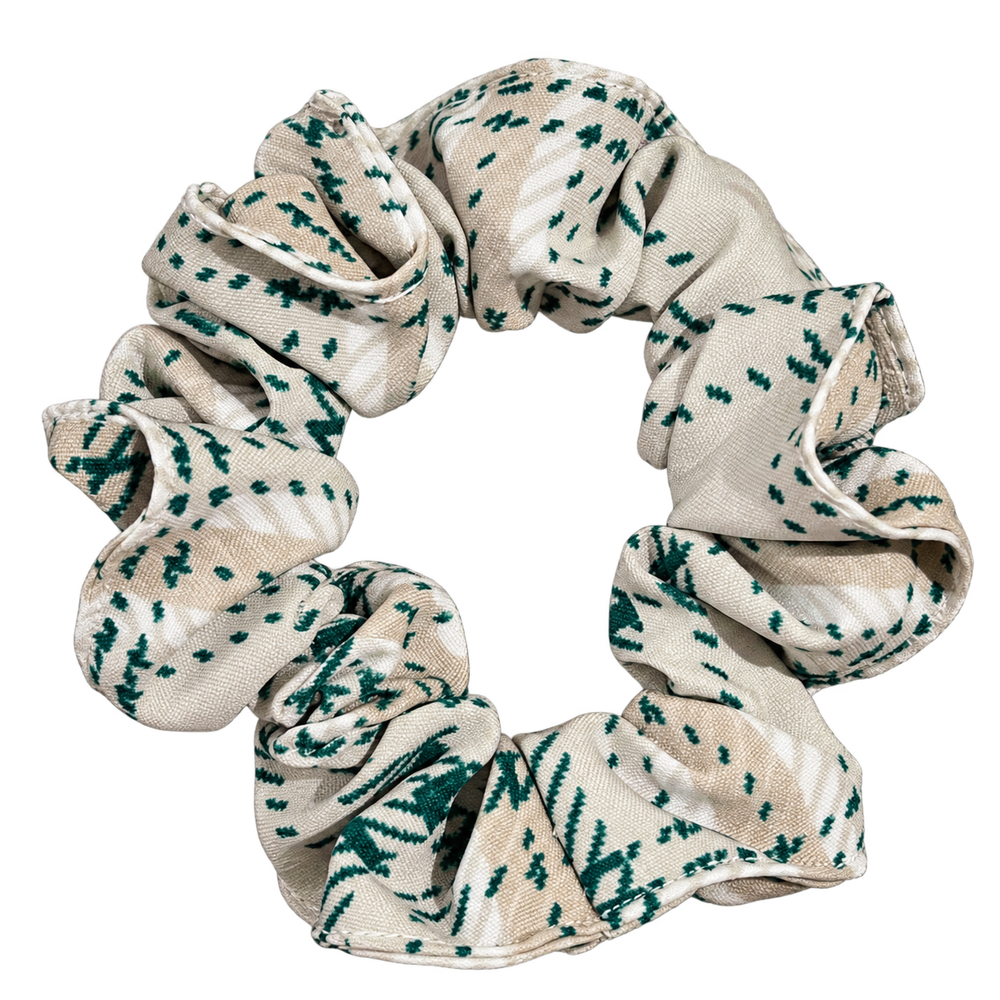 Scrunchie estampado verde sobre marfil, pieza individual de la colección limitada