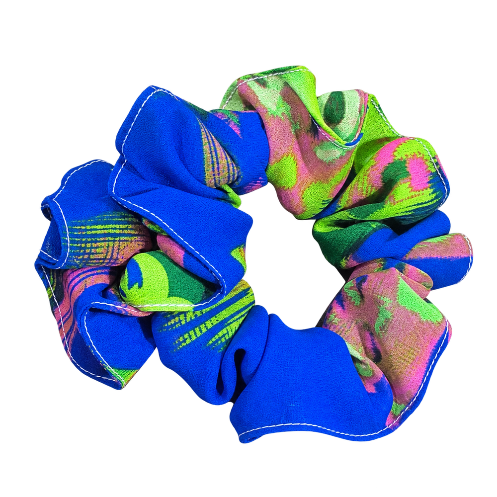 Scrunchie azul multicolor de la colección limitada, portada individual.